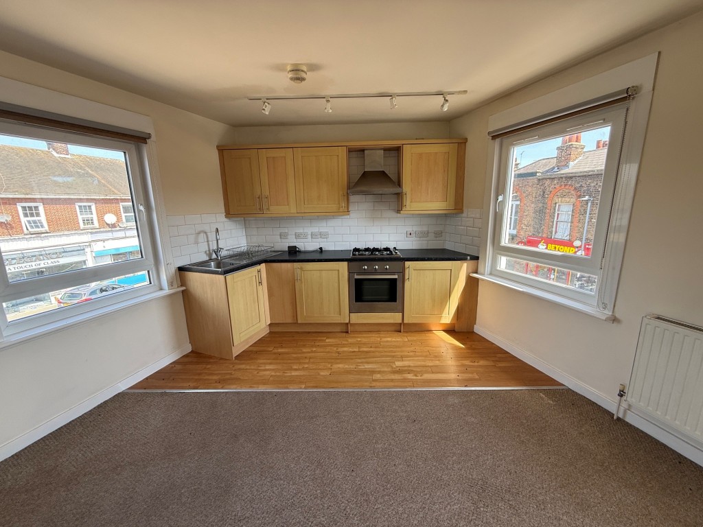 Lot: 104 - FREEHOLD BUILDING ARRANGED AS TWO FLATS ABOVE COMMERCIAL PREMISES SOLD ON LONG LEASE - Kitchen